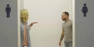 VOUYERISMO EN UN BAÑO TRANSGÉNERO