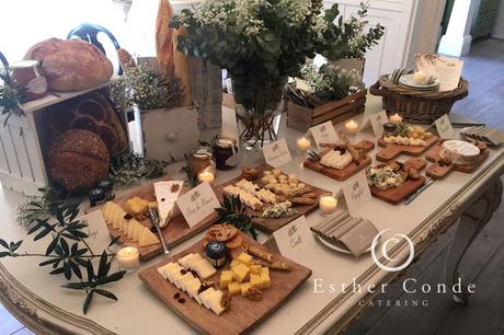 Buffet de quesos con panes para una boda tipo coctel - Foto: Esther Conde