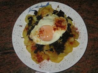 HUEVOS ROTOS CON MORCILLA