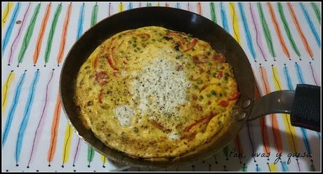 Frittata de bacon, guisantes y queso de cabra