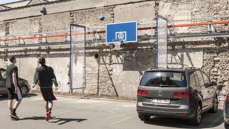 Volkswagen sale a jugar a la calle con una divertida (y útil) acción de street marketing