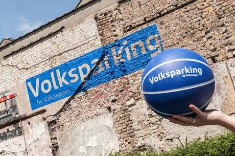 Volkswagen sale a jugar a la calle con una divertida (y útil) acción de street marketing