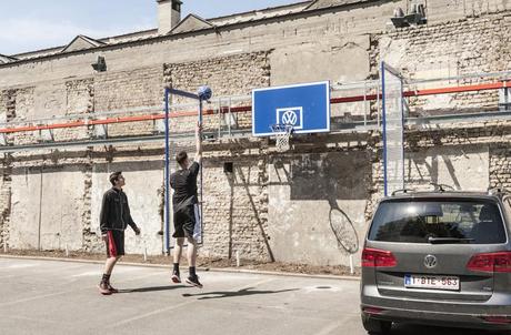 Volkswagen sale a jugar a la calle con una divertida (y útil) acción de street marketing