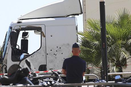 Fin: La policía ha dicho hoy que el francés de Túnez, Mohamed Lahouaiej Bouhlel murió en el asiento del pasajero de este camión de 19 toneladas de peso después de un tiroteo