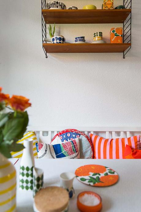 Un apartamento estilo retro y lleno de color