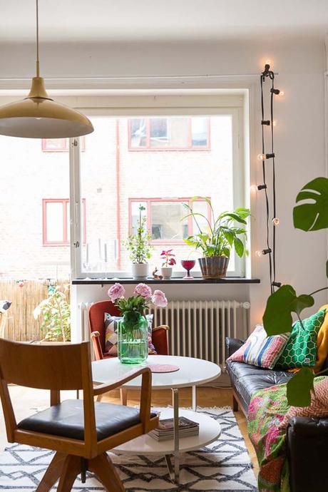 Un apartamento estilo retro y lleno de color