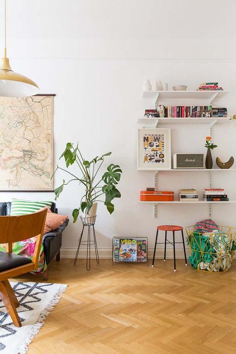 Un apartamento estilo retro y lleno de color