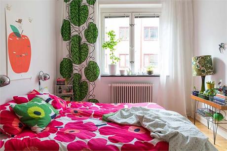 Un apartamento estilo retro y lleno de color