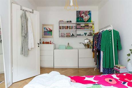 Un apartamento estilo retro y lleno de color