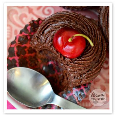 CUPCAKES DE CHOCOLATE Y CEREZA / CHERRY AND CHOCOLATE CUPCAKES