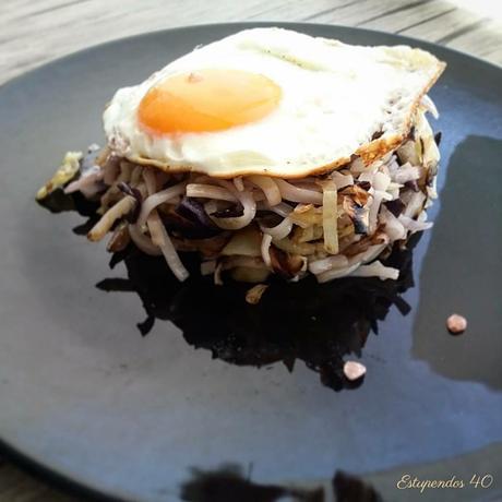 Fideos de arroz con salteado de coles Fideos de arroz con salteado de coles