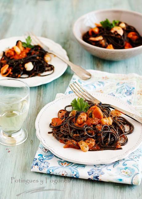Espaguetis al nero di sepia con mejillones y gambas