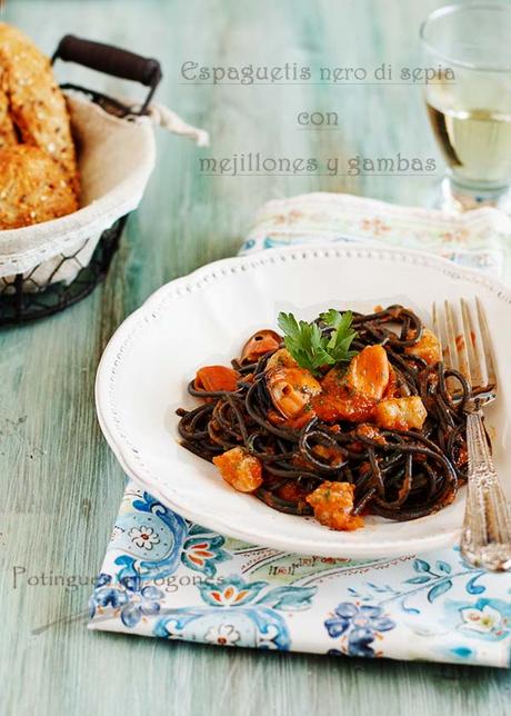 Espaguetis al nero di sepia con mejillones y gambas
