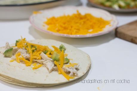 Enchiladas de pollo con aguacate, queso chedar y crème fraîche. #kukit