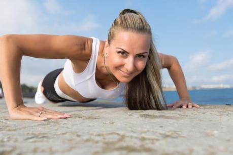 ¿Cómo tonificar el pecho en el gimnasio?