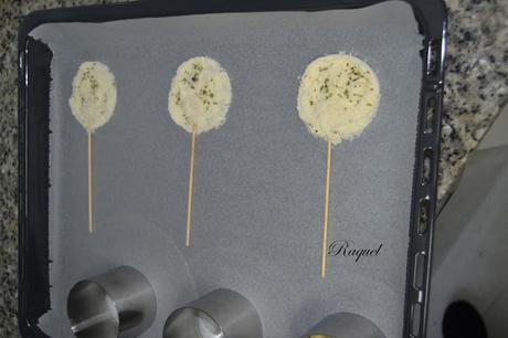 Piruletas de queso parmesano