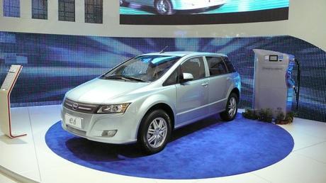 1200px-Byd_e6_crossover1