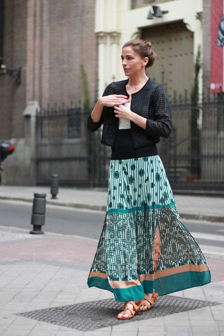 chaqueta corta y vestido midi
