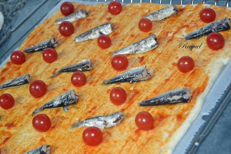 Pizza con sardinillas tomates cherry y perlas de mozarella