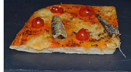 Pizza con sardinillas tomates cherry y perlas de mozarella