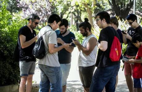 Barcelona Barcelones 14 07 2016 Sociedad Locura Pokemon Go en Barcelona Hay convocatoria de RAC 1 en Francesc Macia y el Turo Park Arxiu DG 160714 ex 0198 en la foto SEguidores del juego en Turo Park FOTO PUIG JOAN