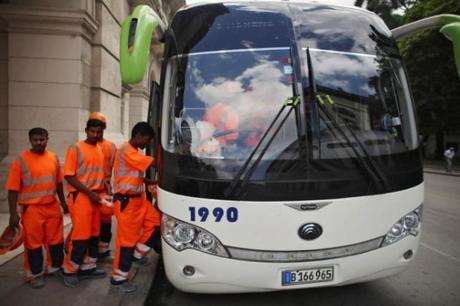 obreros-indios-trabajando-en-La-Habana-omnibus