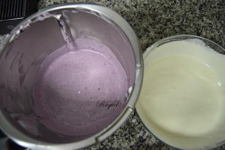 Tarta fria de yogur griego y moras silvestres