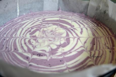 Tarta fria de yogur griego y moras silvestres