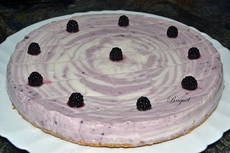 Tarta fria de yogur griego y moras silvestres