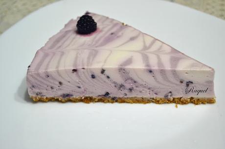 Tarta fria de yogur griego y moras silvestres