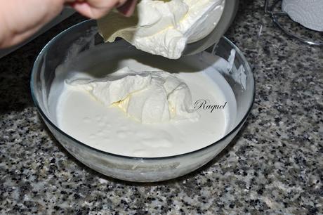 Tarta fria de yogur griego y moras silvestres