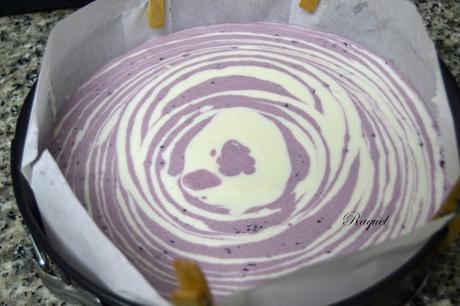 Tarta fria de yogur griego y moras silvestres