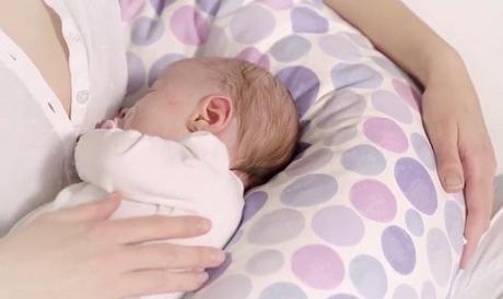 almohada para amamantar al bebe