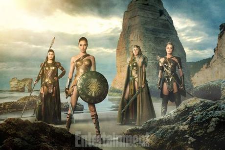 Comic-Con 2016: Primer afiche de Wonder Woman con @GalGadot