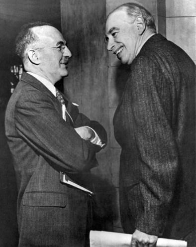 Dexter White (izq.) y Keynes (dcha) en la conferencia de Bretton Woods. Fuente: Wikipedia