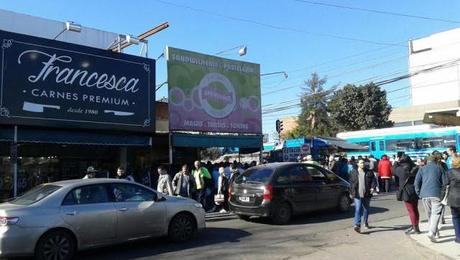 OPERATIVO POLICIAL La estación de Morón, zona de guerra: impactante despliegue para desalojar a vendedores