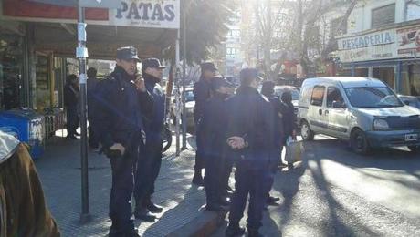 OPERATIVO POLICIAL La estación de Morón, zona de guerra: impactante despliegue para desalojar a vendedores