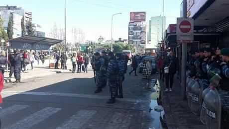OPERATIVO POLICIAL La estación de Morón, zona de guerra: impactante despliegue para desalojar a vendedores