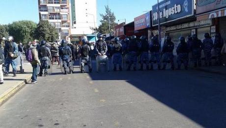 OPERATIVO POLICIAL La estación de Morón, zona de guerra: impactante despliegue para desalojar a vendedores