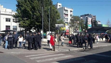 OPERATIVO POLICIAL La estación de Morón, zona de guerra: impactante despliegue para desalojar a vendedores