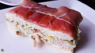 Pastel de serranito con aguacate