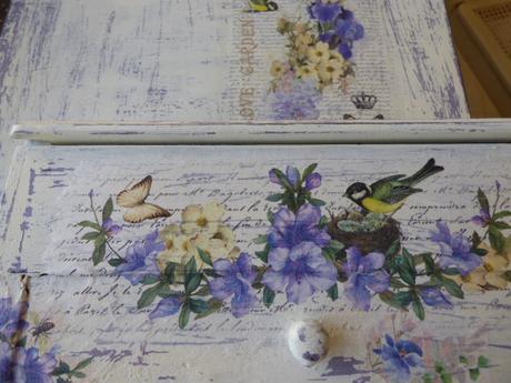 Con una antigua puerta.......