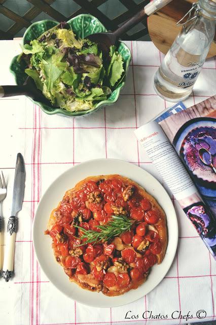 tarta tatin de  tomates cherry, queso de cabra y nueces al romero