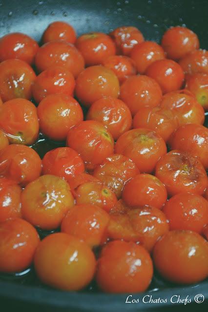 Tarta tatin de tomates cherry, queso de cabra y nueces al romero con sal marina