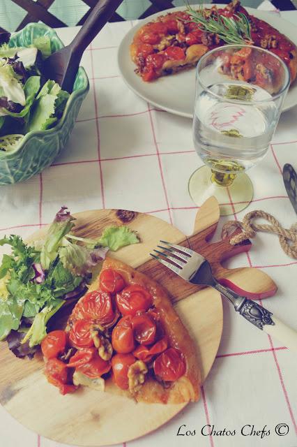 Tarta tatin de tomates cherry, queso de cabra y nueces al romero con sal marina