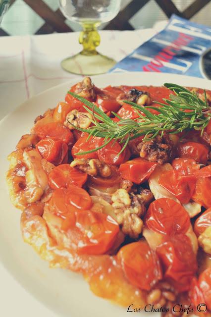 Tarta tatin de tomates cherry, queso de cabra y nueces al romero con sal marina