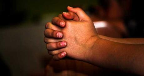 La asistencia a los servicios religiosos se relaciona con la reducción del riesgo suicida en mujeres