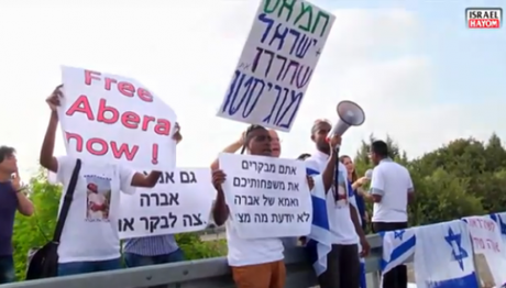 La  familia de Avraham Mengistu protesta por las visitas a presos “palestinos”