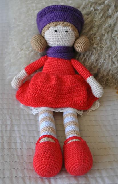 MUÑECA DE GANCHILLO CON VESTIDO ROJO