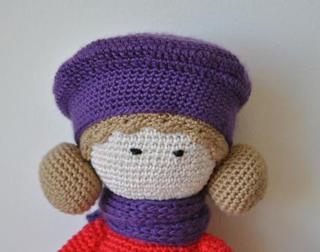 MUÑECA DE GANCHILLO CON VESTIDO ROJO